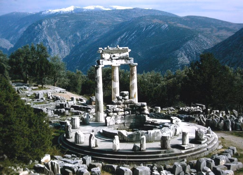  1. Delphi từng được coi là "Trung tâm của thế giới". Người Hy Lạp tin rằng thần Zeus đã thả hai con đại bàng từ hai đầu thế giới, và chúng gặp nhau ở Delphi. Tại đây, họ đặt một hòn đá thiêng gọi là Omphalos (nghĩa là "rốn của thế giới"). Ảnh: Pinterest.