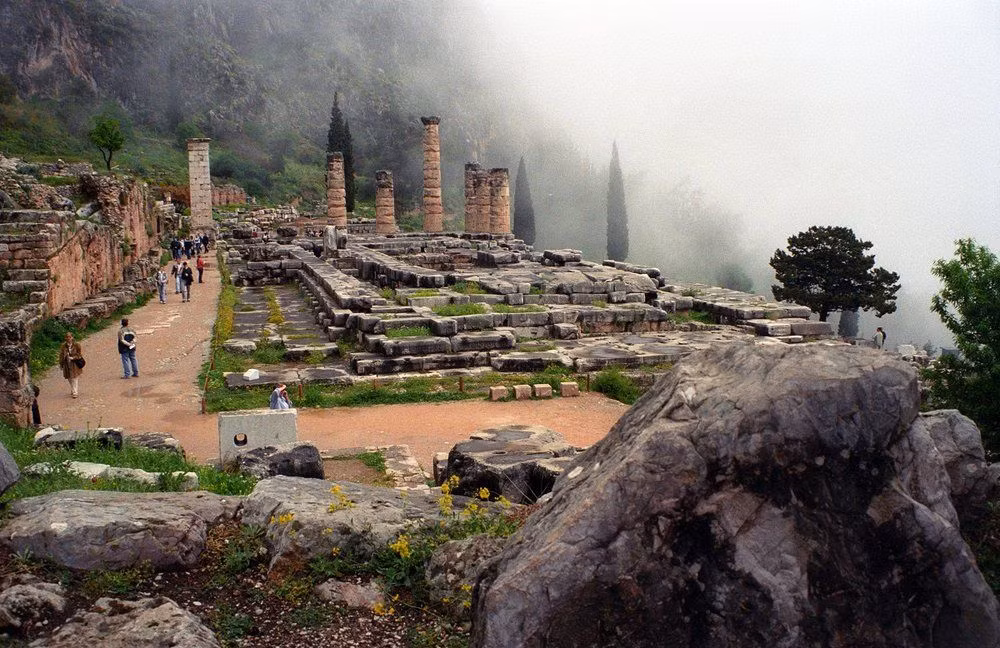  8. Delphi bị lãng quên trong nhiều thế kỷ. Sau khi bị đóng cửa, Delphi dần bị lãng quên và bị chôn vùi dưới lớp đất đá. Mãi đến thế kỷ 19, các nhà khảo cổ mới khai quật lại khu di tích huyền thoại này. Ảnh: Pinterest.