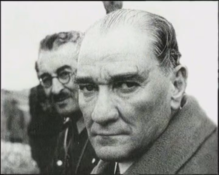  8. Được thay thế bởi Cộng hòa Thổ Nhĩ Kỳ. Năm 1923, Mustafa Kemal Atatürk tuyên bố thành lập nước Cộng hòa Thổ Nhĩ Kỳ và đưa đất nước vào thời kỳ hiện đại hóa. Ảnh: Pinterest.