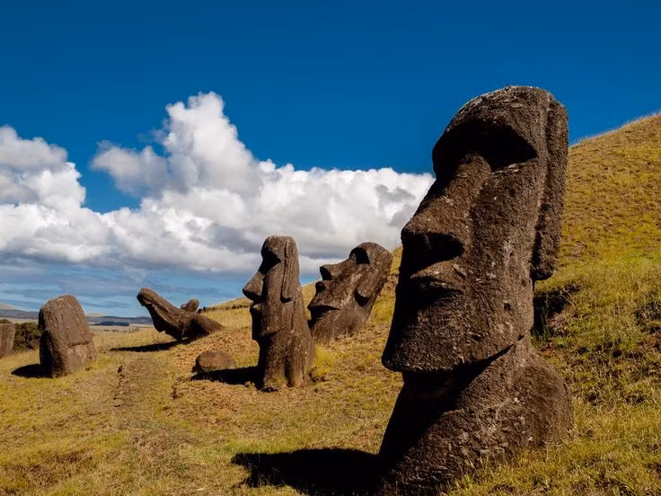  7. Moai có thể đã bị lật đổ trong xung đột nội bộ. Hầu hết các tượng Moai đã bị lật đổ khỏi bệ đá Ahu của chúng. Một số giả thuyết cho rằng điều này là do các cuộc nội chiến giữa các bộ lạc đối địch trên đảo. Ảnh: Pinterest.