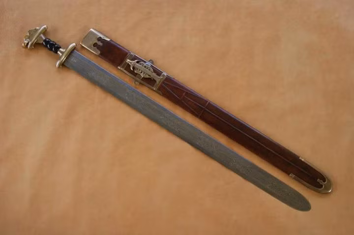  9. Bị thay thế bởi kiếm spatha. Khoảng thế kỷ 3 SCN, gladius dần bị thay thế bởi spatha – một loại kiếm dài hơn, phù hợp hơn với kỵ binh và chiến đấu trong những đội hình linh hoạt hơn. Ảnh: Pinterest.