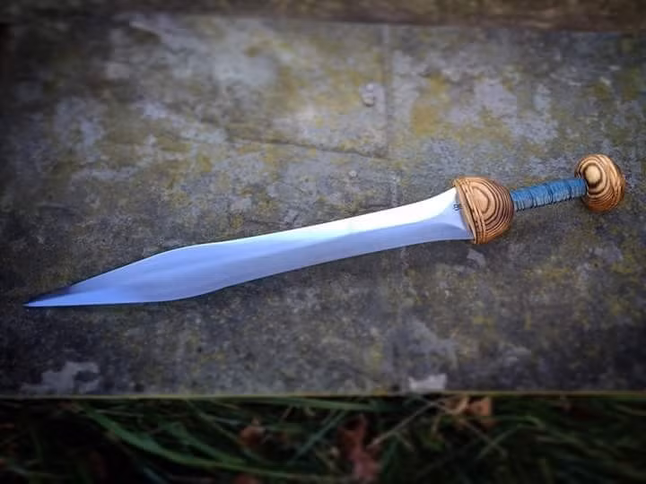  4. Có chuôi thiết kế đặc biệt. Chuôi gladius thường có hình dáng giúp cầm chắc chắn, với phần bảo vệ tay khá nhỏ vì nó không cần thiết trong chiến đấu theo đội hình. Ảnh: Pinterest.