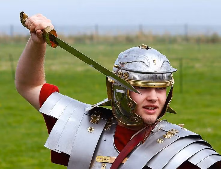  5. Cực kỳ hiệu quả trong đâm và chém. Gladius có lưỡi thẳng, nhọn, giúp nó trở thành một vũ khí đâm tuyệt vời. Tuy nhiên, các cạnh sắc của nó cũng cho phép chém mạnh mẽ nếu cần. Ảnh: Pinterest.