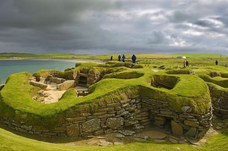  2. Được phát hiện nhờ một cơn bão. Năm 1850, một cơn bão lớn ở quần đảo Orkney đã cuốn trôi lớp cát che phủ, để lộ ra những tàn tích của Skara Brae. Nhờ đó, khu định cư này mới được khám phá. Ảnh: Pinterest.