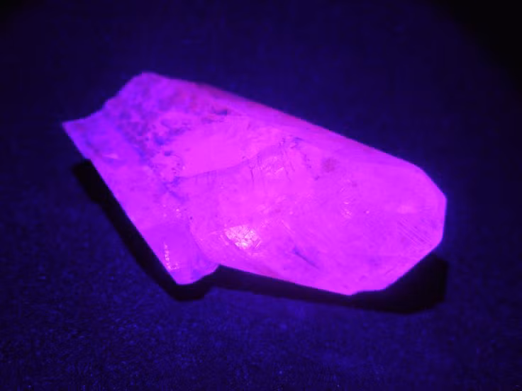  3. Có khả năng phát sáng dưới tia UV. Một số loại Garnet có thể phát sáng màu cam hoặc đỏ dưới tia cực tím, tạo ra hiệu ứng quang học kỳ diệu. Ảnh: Pinterest.