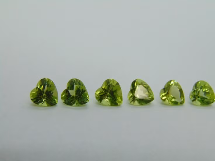  7. Có liên kết với sự chữa lành và thịnh vượng. Trong phong thủy phương Đông, Peridot được cho là giúp cân bằng cảm xúc, xua tan lo âu và thu hút tài lộc cho chủ nhân. Ảnh: Pinterest.