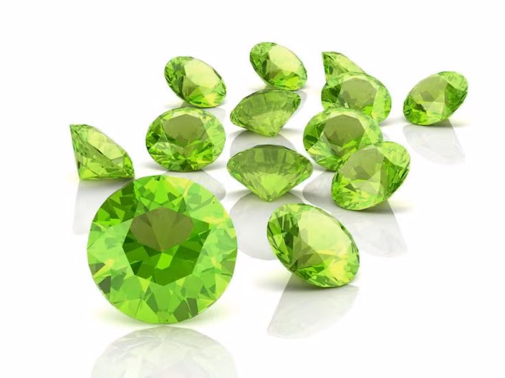  6. Là đá sinh của tháng 8. Trong tử vi phương Tây, Peridot là đá sinh của tháng 8, tượng trưng cho bình an, hạnh phúc và thành công. Ảnh: Pinterest.