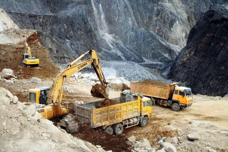  12. Khai thác có tác động môi trường. Quá trình khai thác đất hiếm gây ra nhiều vấn đề môi trường nghiêm trọng, bao gồm ô nhiễm không khí và nước, do các hóa chất độc hại được sử dụng trong quá trình chế biến. Ảnh: Pinterest.