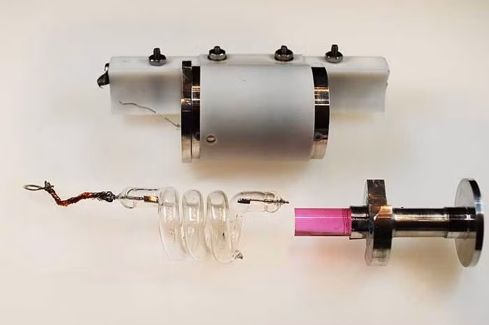  3. Thiết bị laser đầu tiên sử dụng đá ruby. Năm 1960, nhà vật lý Theodore Maiman đã tạo ra tia laser đầu tiên bằng cách sử dụng một viên ruby tổng hợp để phát ra ánh sáng laser đỏ. Ảnh: Pinterest.