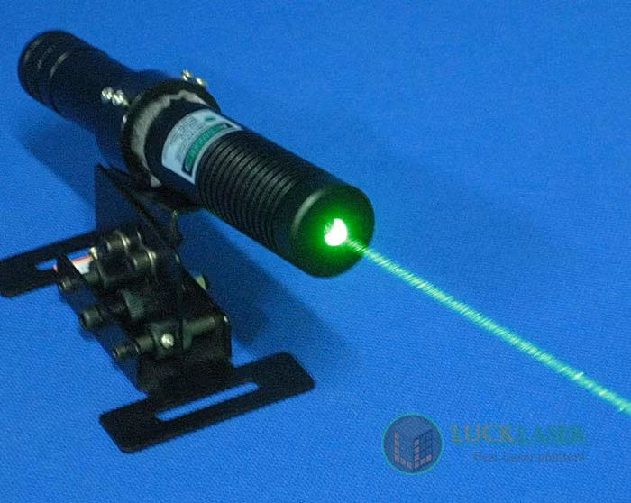 7. Mắt người có thể nhìn thấy tia laser xanh lá tốt nhất. Mắt người nhạy cảm hơn với ánh sáng xanh lá so với đỏ hoặc xanh dương, vì vậy laser xanh lá (532 nm) thường trông sáng hơn so với các màu khác dù có cùng công suất. Ảnh: Pinterest.