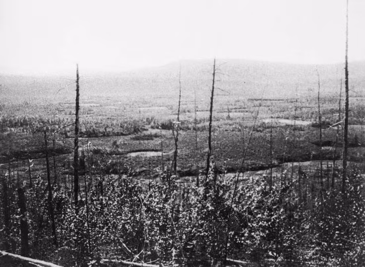  Vụ nổ Tunguska (1908). Vào ngày 30/6/1908, một thiên thạch đã bùng nổ trên bầu trời Siberia, Nga, với sức công phá rất lớn. Vụ nổ này đã phá hủy hơn 2.000 km² rừng, nhưng không có người chết do khu vực đó ít dân cư. Vụ nổ Tunguska là vụ nổ thiên thạch lớn nhất trong lịch sử hiện đại, tuy không có mảnh thiên thạch nào được tìm thấy. Ảnh: Pinterest.