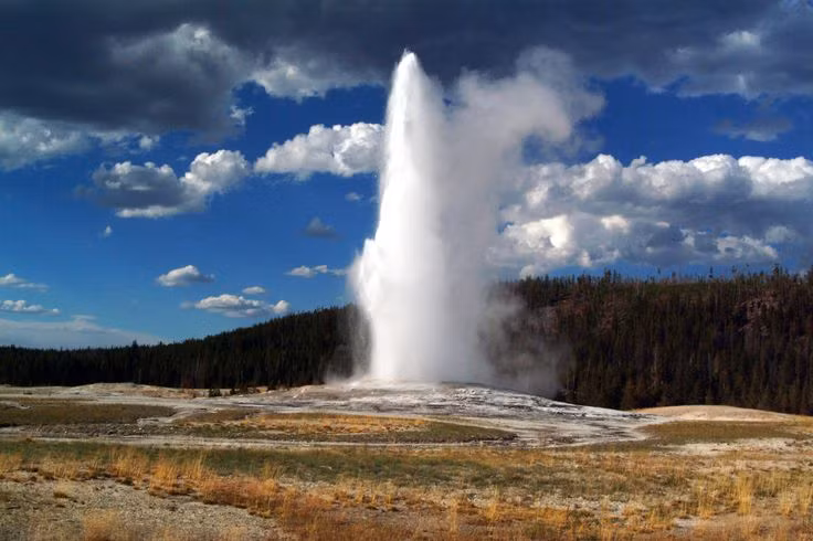  4. Có hơn 10.000 mạch nước phun và suối nước nóng. Yellowstone sở hữu hơn một nửa số mạch nước phun trên thế giới, bao gồm "Old Faithful" – một mạch nước phun trào đúng chu kỳ khoảng 90 phút một lần. Ảnh: Pinterest.