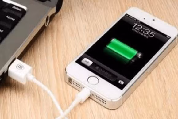 - Điểm thứ tư là không sử dụng giao diện USB của máy tính để sạc, đối với một số nhân viên văn phòng, điện thoại di động bị mất điện nhưng không có ổ cắm xung quanh họ, vì vậy họ chỉ có thể sử dụng giao diện USB trên máy tính để sạc. Mặc dù điện thoại di động có thể được sạc trong một thời gian, nhưng khi sạc sẽ rất chậm, lúc đầu, giao diện USB có thể sạc điện thoại di động, chủ yếu là do nó đọc các tệp trong dữ liệu nên dòng điện của nó rất nhỏ. Nếu chúng ta sử dụng giao diện USB của máy tính để sạc điện thoại di động trong một thời gian dài, chúng cũng sẽ làm chậm thời gian của điện thoại.