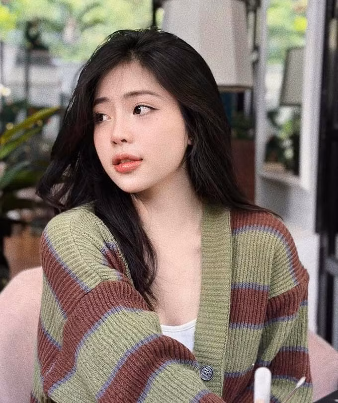 Bên cạnh đó, cô cũng sở hữu "Visual" làm Quốc Việt say đắm.
