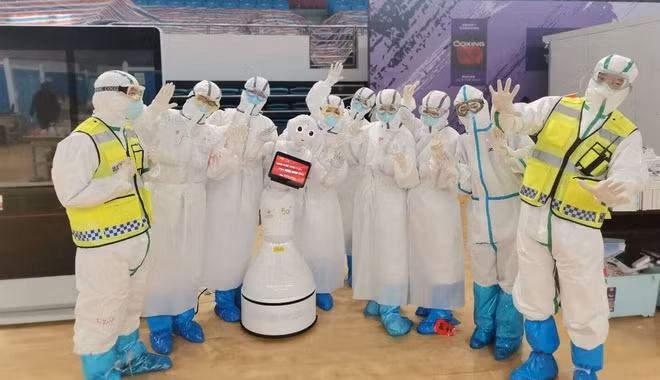 Robot phuc vu benh nhan A-Z tai benh vien da chien o Vu Han
