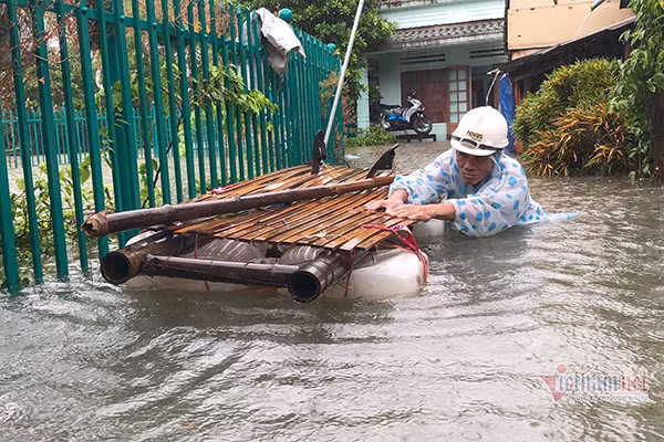 Du bao thoi tiet 13/11: Mien Trung van don dap mua, sat lo nhieu noi