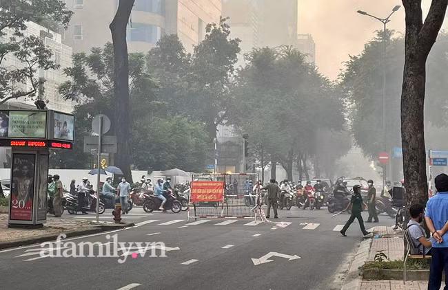 NONG: Dang chay lon quan bar o quan 3 TP.HCM-Hinh-2