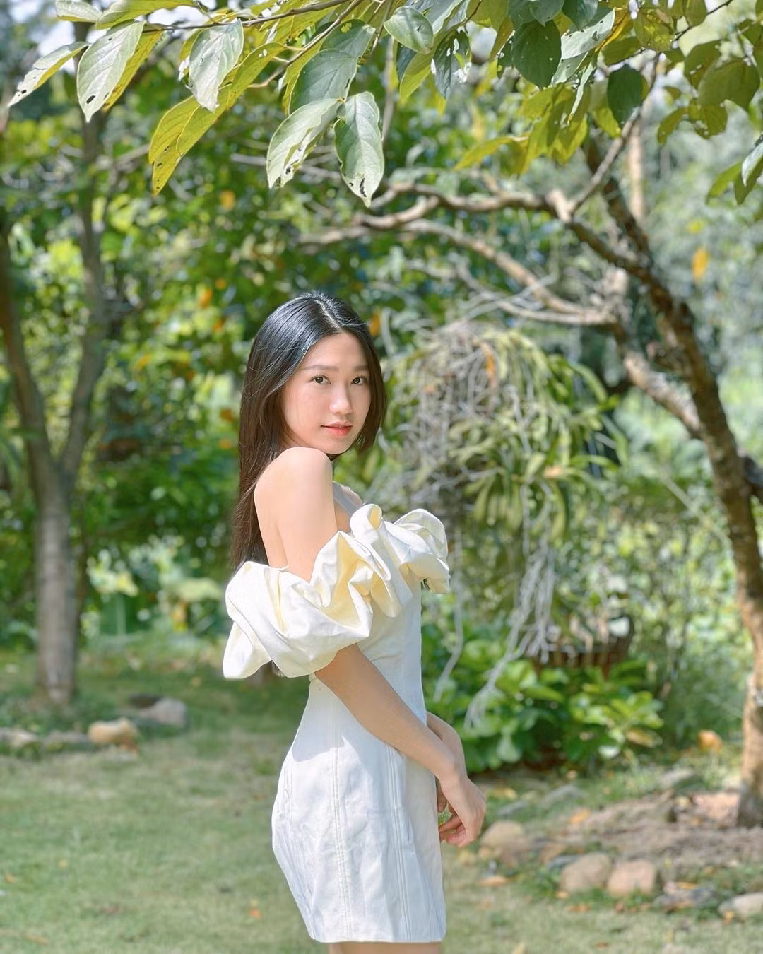 Bạn gái Đoàn Văn Hậu, Doãn Hải My, sinh năm 2001, hiện là sinh viên năm cuối Đại học Luật Hà Nội. Cô từng lọt top 10 Hoa hậu Việt Nam 2020 và giành giải phụ Người đẹp tài năng. Hải My sở hữu nét đẹp dịu dàng, thanh tú cùng thân hình nóng bỏng. Nàng WAG đang hoạt động song song công việc người mẫu ảnh và kinh doanh mỹ phẩm.