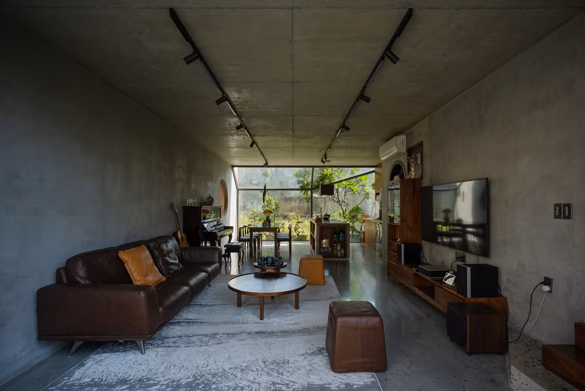 Phòng khách được bố trí gọn gàng, ngăn nắp với bộ ghế sofa màu nâu giúp nổi bật không gian. Chiếc pinano và đàn ghi ta là những dụng cụ âm nhạc để các thành viên có thể giải trí ngay tại nhà.