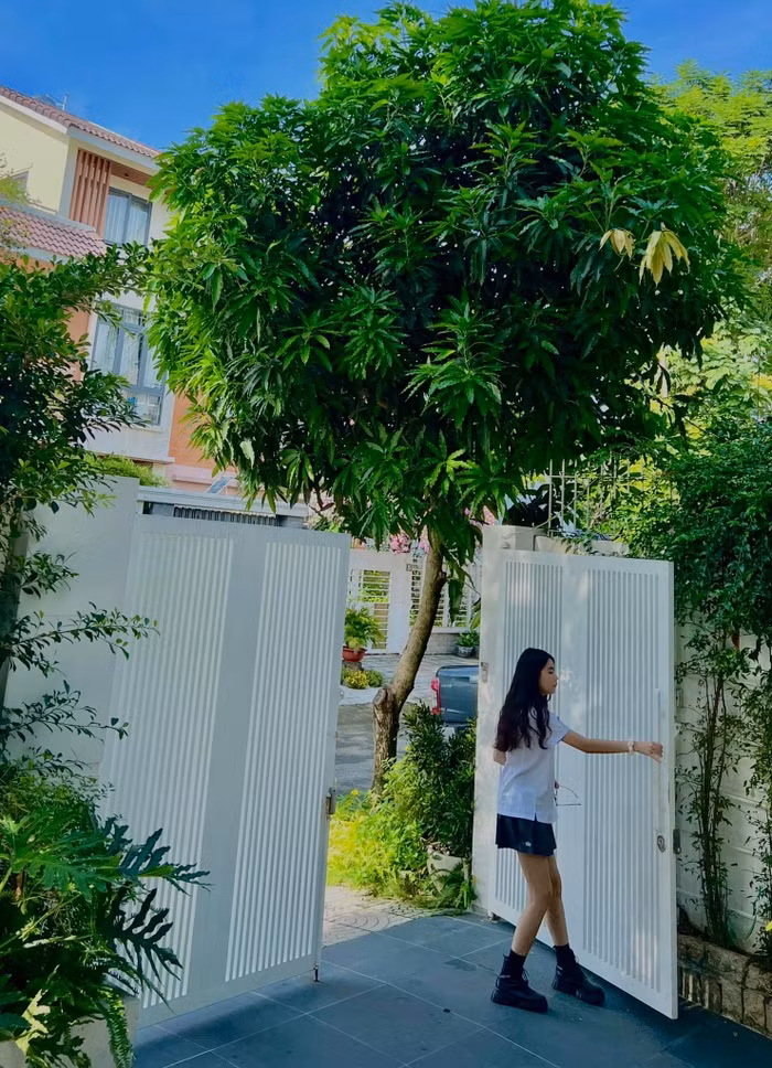 2 ai nu nha MC Quyen Linh dien dong phuc cuc xinh dep-Hinh-4