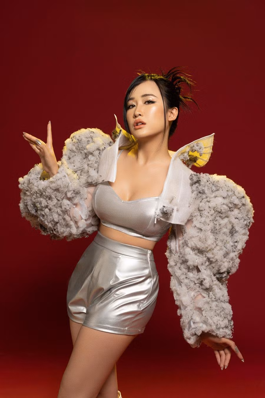 Trang Moon là cái tên không còn xa lạ trong giới DJ và những người yêu nhạc. Hơn 10 năm làm nghề, Trang Moon không chỉ xây dựng được vị trí trong giới DJ mà còn xuất hiện ở phim ảnh, âm nhạc và phủ sóng trên màn ảnh nhỏ từ Bữa trưa vui vẻ, Sắc màu phái đẹp,…