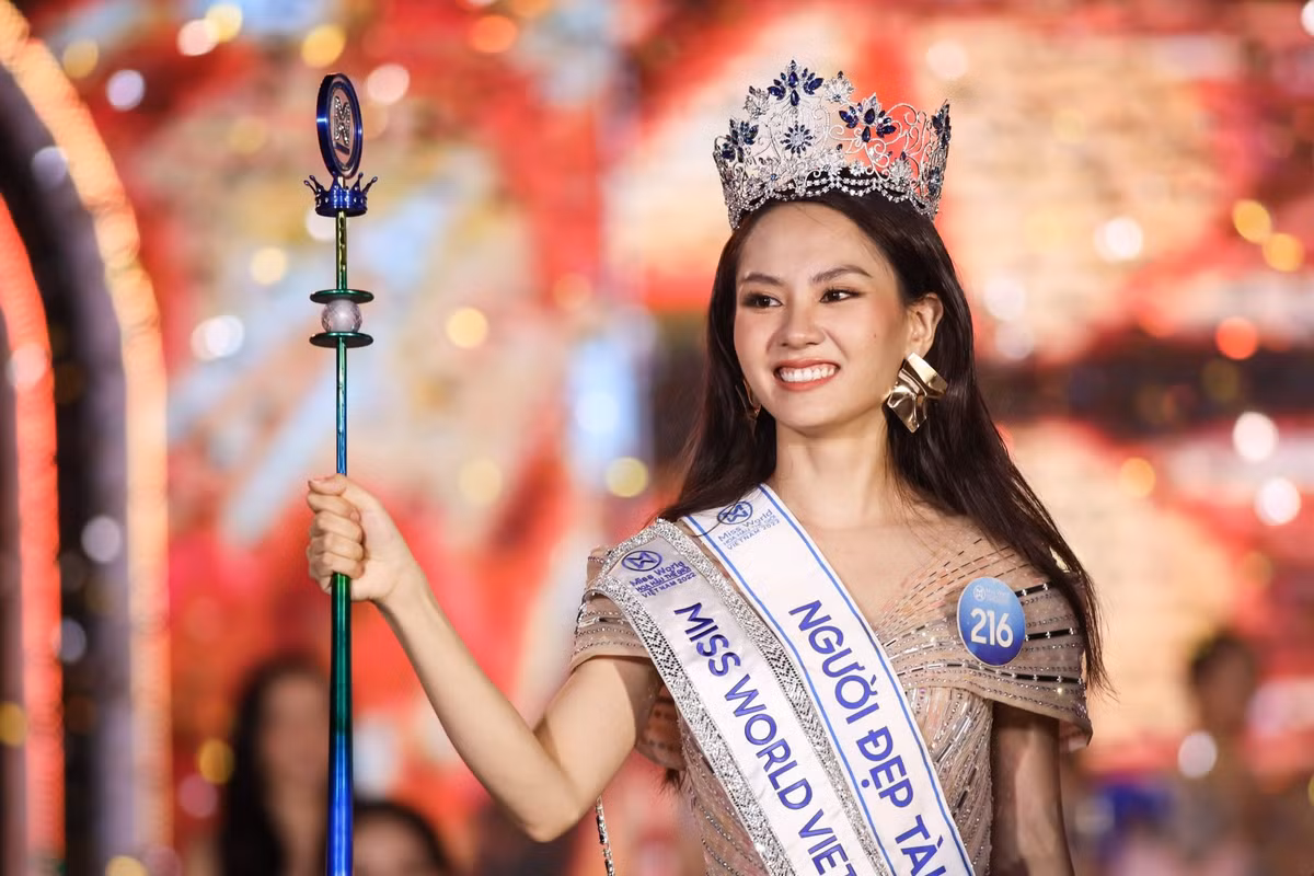 Kết quả, Mai Phương vượt qua hàng nghìn cô gái để giành vương miện cao quý nhất. Chiến thắng của cô gái sinh năm 1999 thuyết phục số đông. Từ kỹ năng biểu diễn, trả lời ứng xử bằng tiếng Anh, Mai Phương cho thấy cô hoàn toàn xứng đáng với danh hiệu. Ảnh: Phương Lâm.