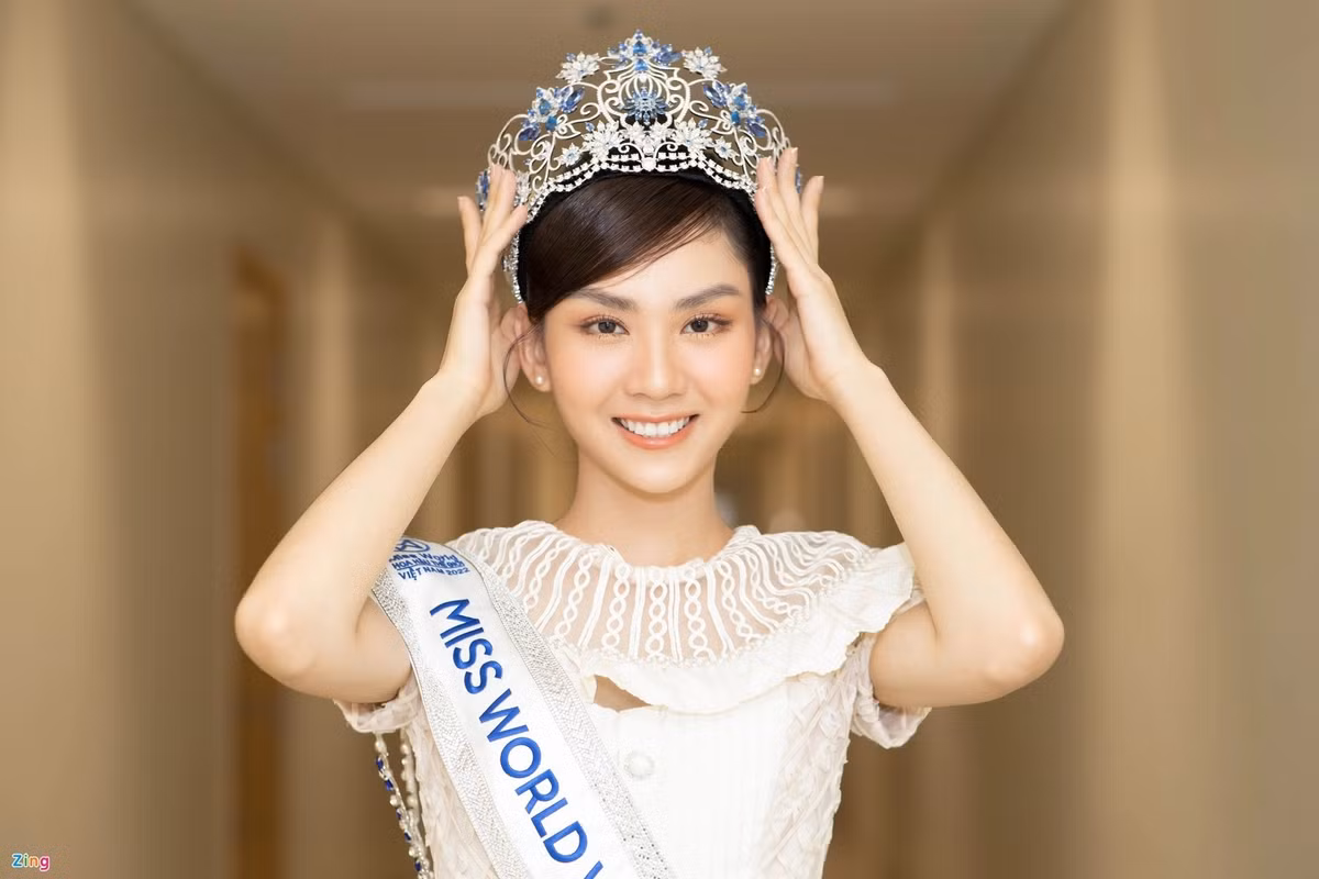 Chia sẻ với Zing, Mai Phương cho biết đến nay, cô vẫn chưa thực sự tin rằng đã trở thành hoa hậu. Cô kể: "Ngay sau đêm chung kết cuộc thi, tôi quá bối rối và hỏi Hoa hậu Thế giới Karolina Bielawska rằng: 'Mọi thứ có phải sự thật không'. Cô ấy vui vẻ đáp lại: 'Đúng rồi, bạn là hoa hậu'. Đêm đó, tôi không thể chợp mắt vì vui. Tôi và Bảo Ngọc, Phương Nhi tâm sự cả đêm".
