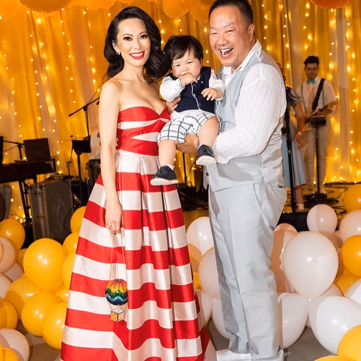 Christine Chiu, ngôi sao của chương trình thực tế Bling Empire, và chồng là bác sĩ phẫu thuật thẩm mỹ nổi tiếng Gabriel Chiu đã chi 1 triệu USD để tổ chức tiệc sinh nhật 1 tuổi cho cậu con trai Gabriel Chiu III (hay còn gọi là Baby G). Phần lớn con số này được dùng để quyên góp cho Bảo tàng Trẻ em Cayton ở Santa Monica và tổ chức các hoạt động vui chơi cho trẻ em. Ảnh: @innovative_pr.
