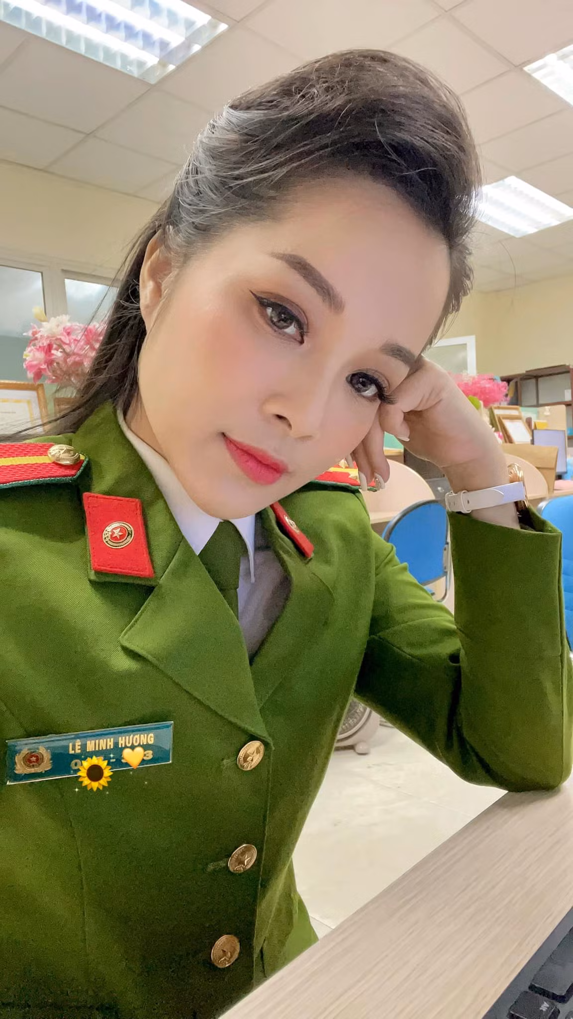 Minh Hương từng chia sẻ, là một chiến sĩ công an làm truyền hình - xuất hiện trong rất nhiều bộ quân phục của lực lượng cơ động, an ninh, giao thông, cảnh sát để truyền tải thông tin của từng đặc thù công việc trong từng đơn vị... ngoài niềm vui, hạnh phúc và hãnh diện, đó còn cảm thấy đó là trọng trách lớn khi mang đến công chúng thông tin hay, hấp dẫn và một phong cách chuyên nghiệp nhất đặc thù của từng đơn vị. Được đeo công an hiệu cấp thượng úy như hiện nay là một quá trình phấn đấu không ngừng nghỉ của nữ diễn viên, MC.