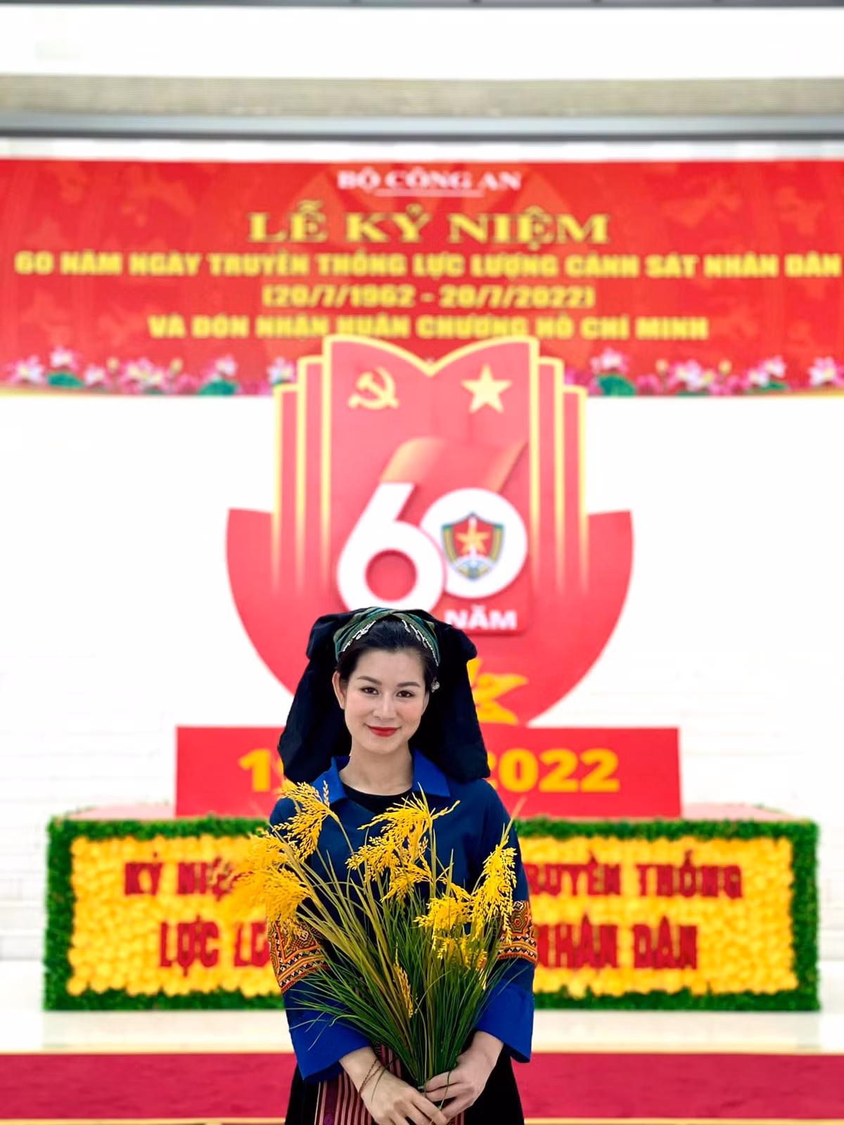 Xuất hiện nhiều trên màn ảnh nhưng ít ai biết Huyền Trang ngoài đời thực là một Thượng úy công an. Cô là diễn viên kịch nói công tác tại Nhà hát Công an Nhân dân.