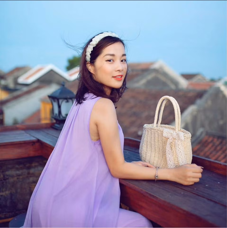 Ở tuổi 37, Minh Hương được nhiều người hâm mộ nhận xét trông trẻ trung, xinh đẹp. Cô có cuộc sống sang chảnh không kém các người đẹp khác và sở hữu nhiều món đồ hàng hiệu đắt tiền như túi xách, đồng hồ, mắt kính... Minh Hương có cuộc sống hạnh phúc bên chồng và 2 con.