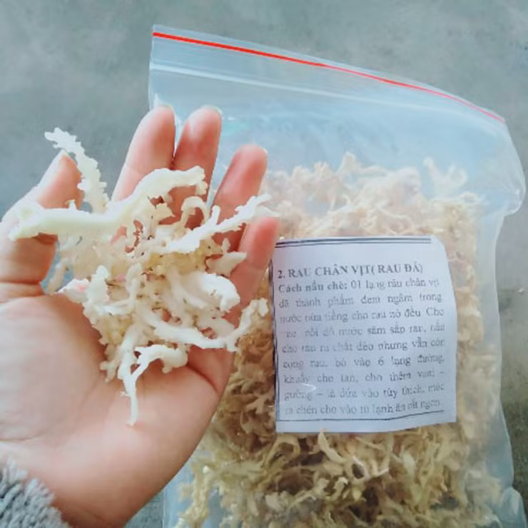Rau đá biển phơi khô được bày bán rộng rãi trên các sàn thương mại điện tử, đóng gói thành túi 200gr với mức giá dao động 150.000 - 200.000 đồng, tức mỗi kg có giá 800.000 đồng/kg