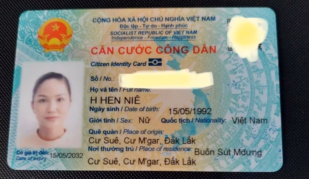 Mới đây, H'Hen Niê đã chia sẻ luôn hình chụp căn cước công dân với phần ảnh vẫn rất xinh xắn. Vì khung ảnh chỉ lấy mặt và một chút cổ áo nên trang phục xộc xệch của cô không hề ảnh hưởng. Việc để mặt mộc cũng không khiến cô Hen trông nhợt nhạt mà vẫn vô cùng xinh xắn.
