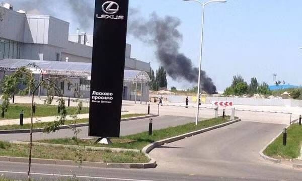 Sân bay Donetsk trong một lần hứng chịu tấn công. (Ảnh minh họa)