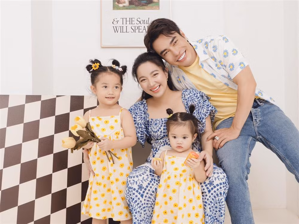Cặp đôi bên 2 ái nữ đầu lòng.