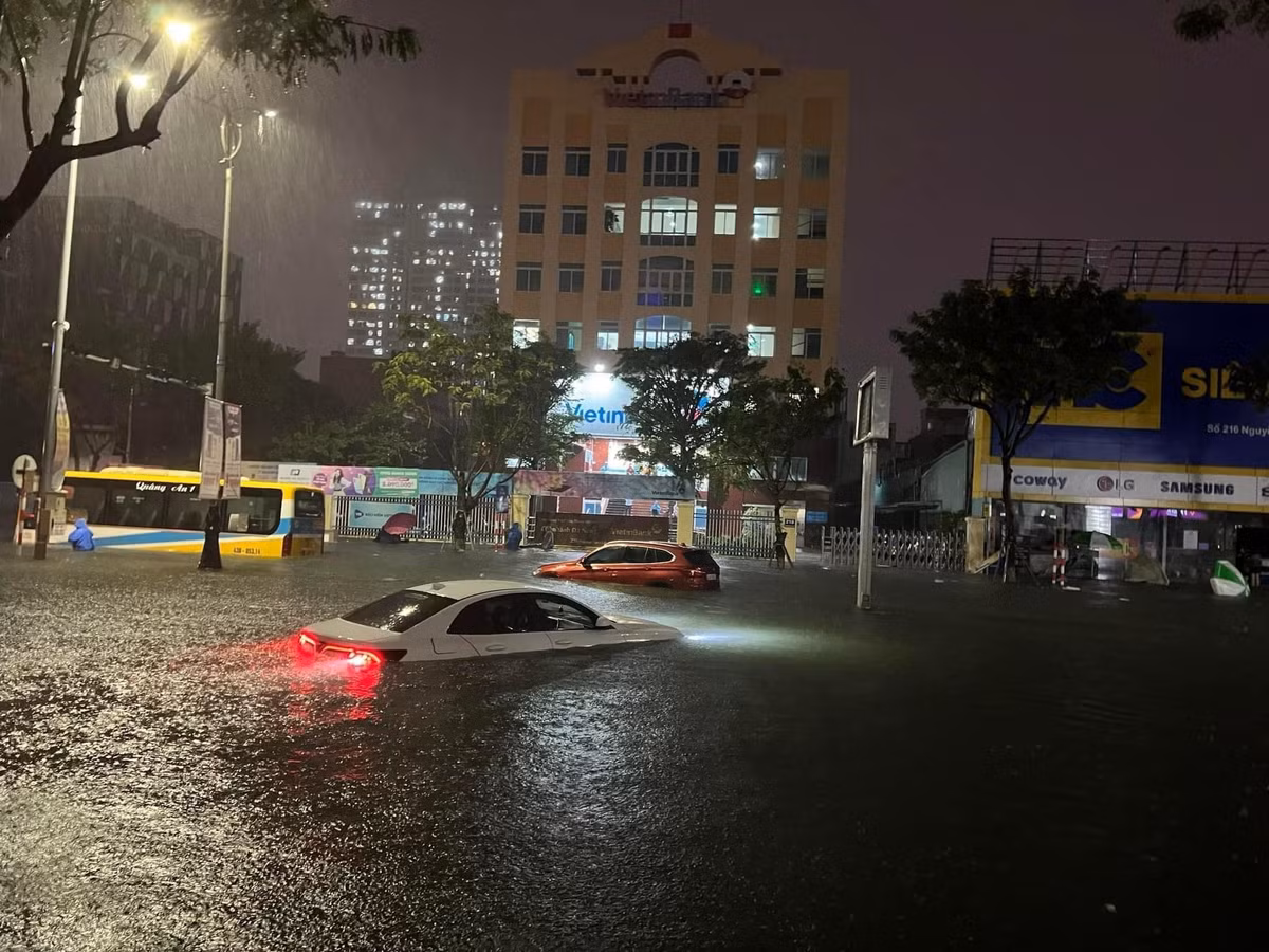 Nhiều ôtô chìm trong biển nước, độ ngập ở nhiều tuyến phố có thể lên 0,5-1 m.
