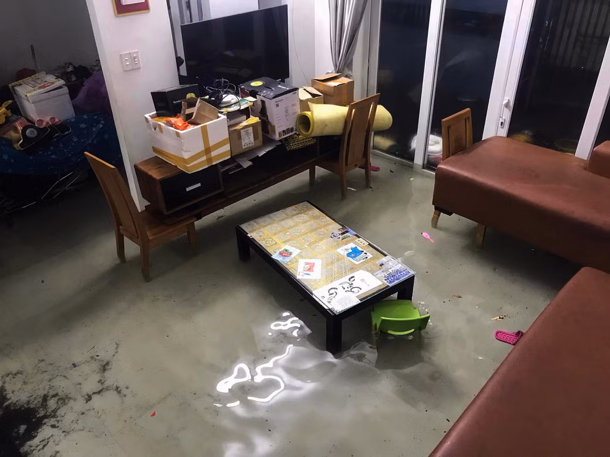Nhiều nhà dân ở các kiệt đường Đống Đa bị ngập. Đến 19h, nước bắt đầu tràn vào nhà dân. "Hai năm nay mới có tình trạng nước tràn vào nhà dân như thế này. Mưa to, cống thoát không kịp nên nước tràn vào khu dân cư", anh Ba (nhà ở kiệt đường Đống Đa, quận Hải Châu) chia sẻ. Ảnh: Đoàn Nguyên.