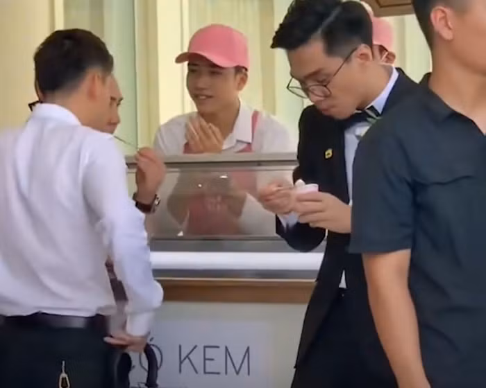 Cười xỉu pha tấu hài của Pewpew và bà xã trong đám cưới Cuoi xiu pha tau hai cua Pewpew va ba xa trong dam cuoi