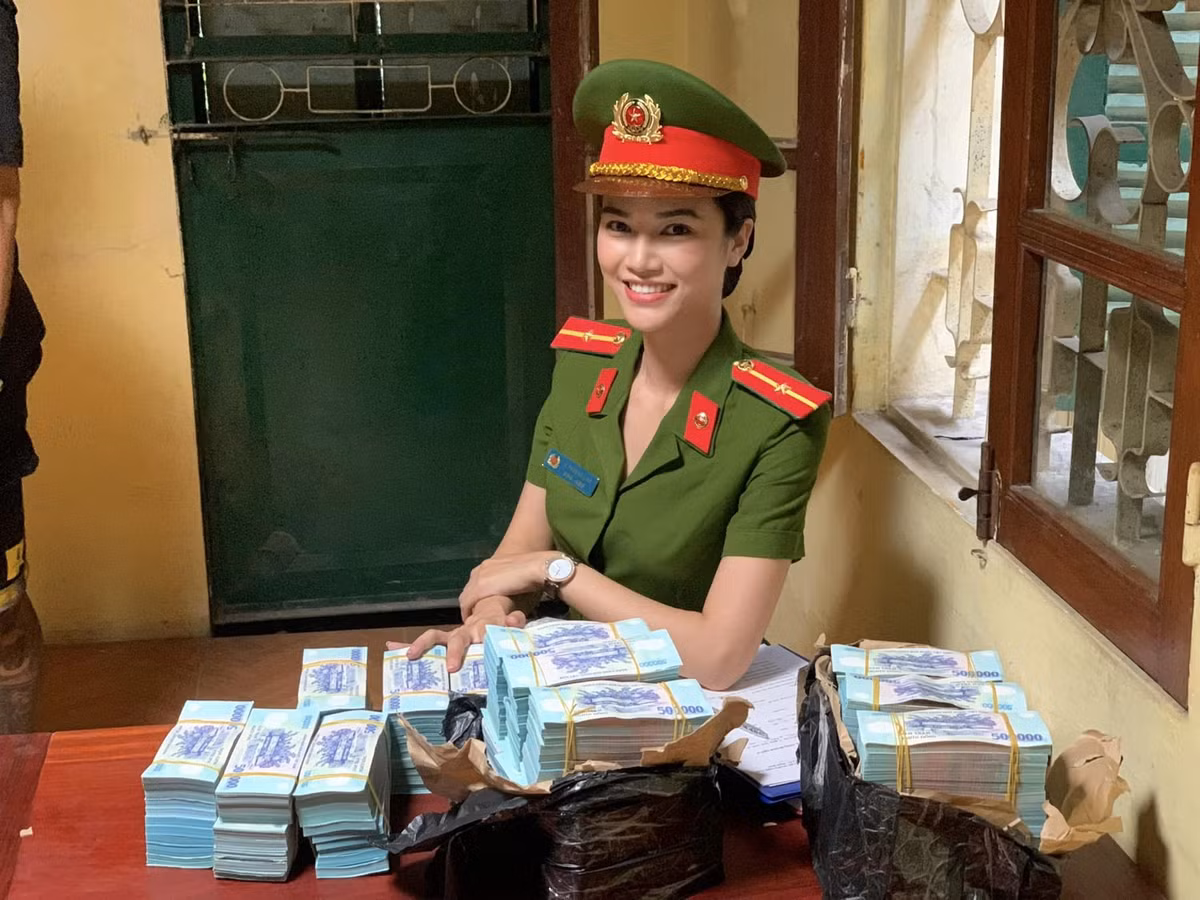 Cô nói vui: "Vào vai cảnh sát kinh tế nên cũng phải làm quen dần".