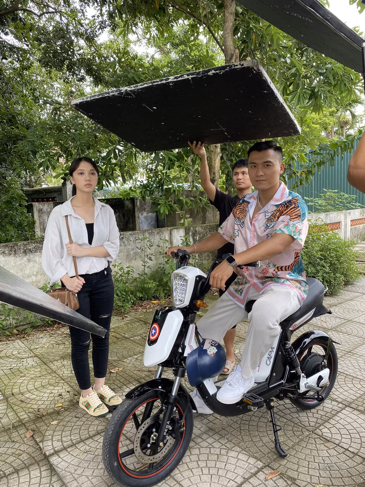 Xuân Phúc chia sẻ hậu trường cảnh quay với diễn viên trẻ Thùy Dương với đạo cụ là chiếc xe đạp điện khá nhỏ so với nam diễn viên.