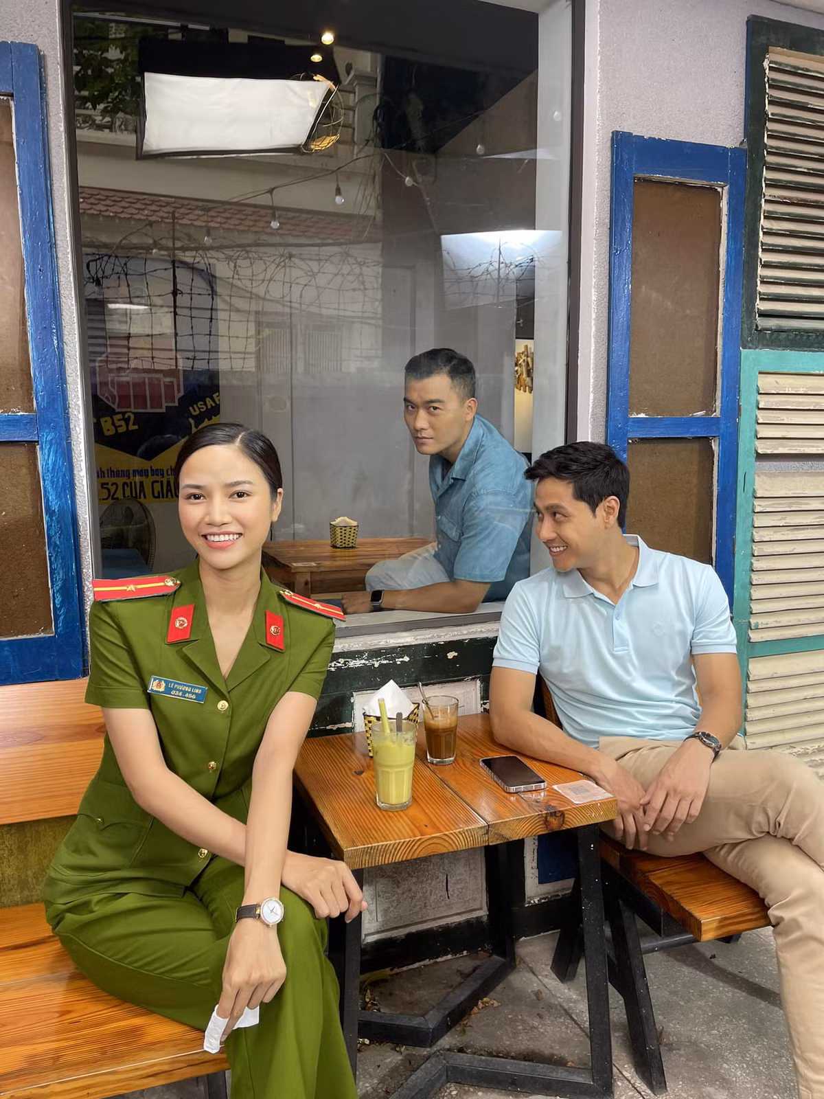 Hậu trường một cảnh quay của 3 diễn viên Anh Đào, Thanh Sơn và Xuân Phúc ở bối cảnh ngoài phòng hỏi cung hay cơ quan công an.