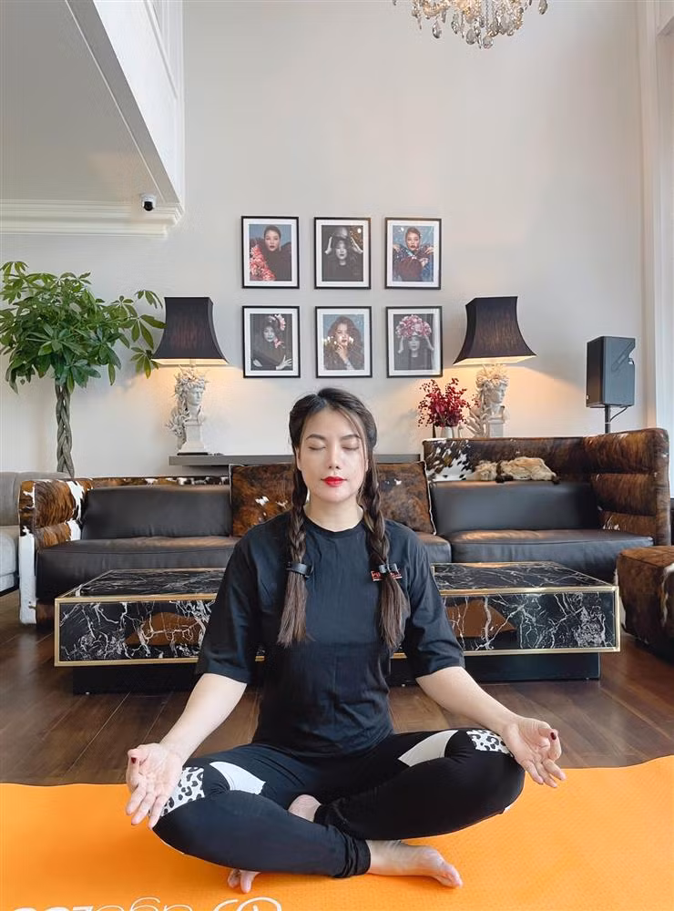 Cô cũng tìm đến yoga như một hình thức để dưỡng tâm và làm đẹp thân.