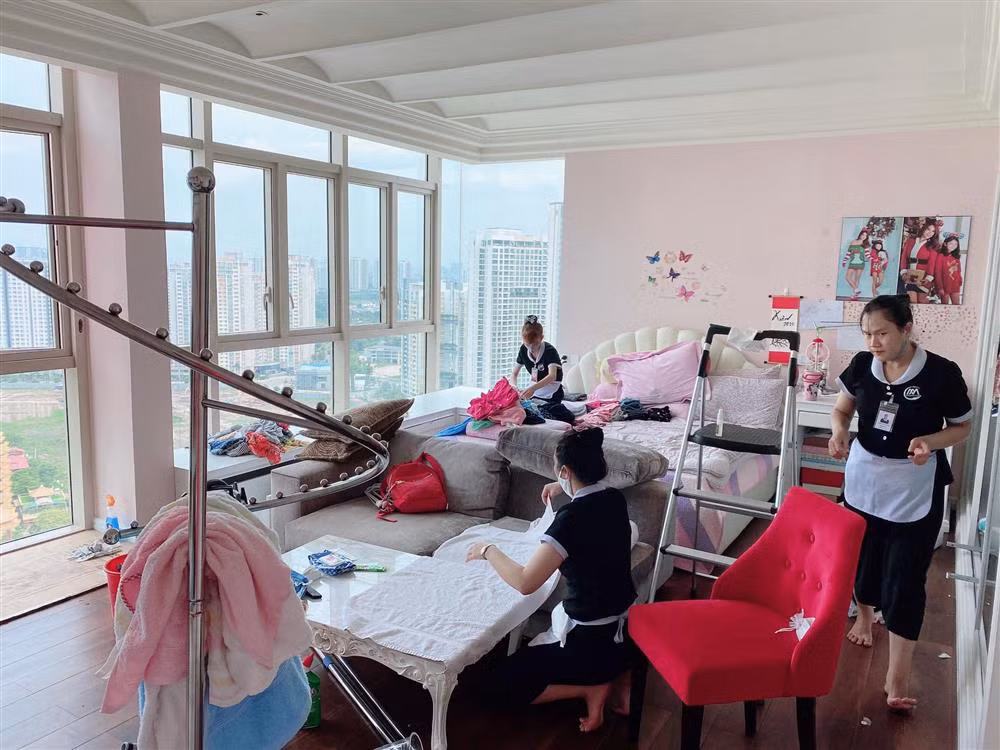 Căn phòng có lối thiết kế dễ thương, nữ tính. Ai nhìn vào cũng phải ghen tị đôi chút bởi ngoài diện tích rộng rãi thì phòng còn đặc biệt ở chỗ là có view đẹp ngất ngây.