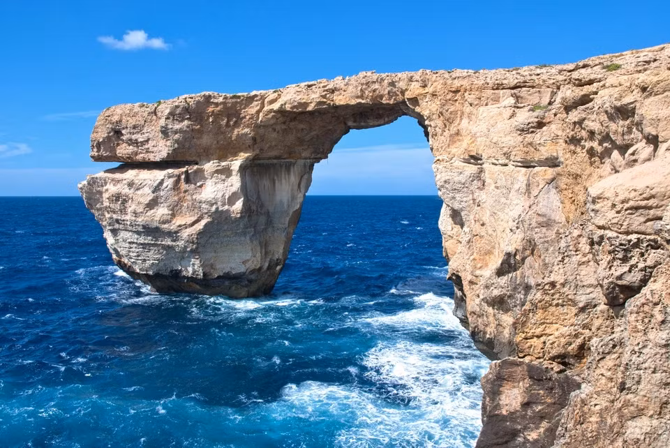 Vòm đá Azure (Malta): Năm 2017, biểu tượng du lịch của Malta bất ngờ đổ sụp xuống biển. Đây là hậu quả của trận bão diễn ra trước đó. Sự biến mất của vòm đá Azure để lại nỗi buồn cho những người dân Malta. Họ xem nó như một thứ tài sản vô giá. Thực tế, từ năm 2016, du khách đã bị cấm leo lên cổng vòm này hoặc đi thuyền bên dưới. Một số nghiên cứu đã chỉ ra vòm đá Azure có thể sập bất cứ lúc nào. Ảnh: Boredpanda.