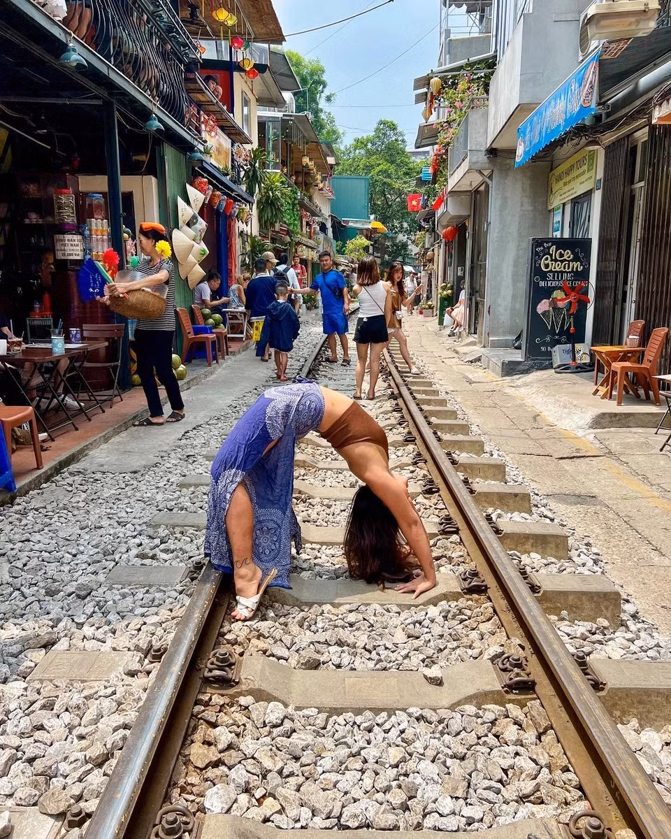 Tuy nhiên, khu vực này đã bị đóng cửa vì tiềm ẩn nhiều nguy cơ gây mất an toàn cho du khách. Việc đóng cửa cũng gây nhiều ý kiến trái chiều. Số khác nhận xét phố đường tàu có nhiều tiềm năng để khai thác và sẽ đem lại nguồn kinh tế cho người dân địa phương, đồng thời hút khách du lịch. Ảnh: Daisy Heyer-Markos.