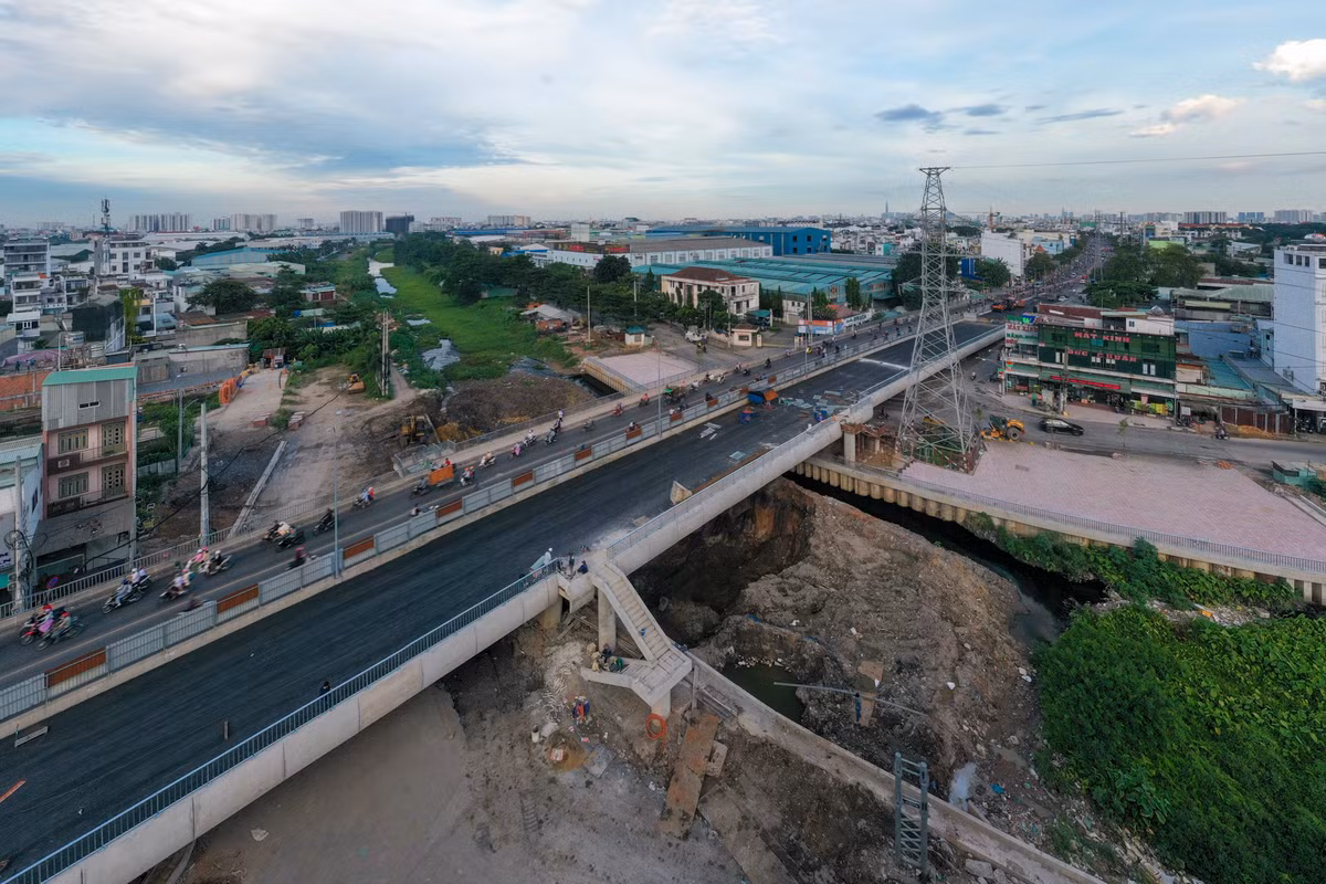 Cầu Bưng là một trong những công trình giao thông trọng điểm của TP.HCM, nối liền quận Bình Tân và Tân Phú trên tuyến đường Lê Trọng Tấn. Việc cả 2 nhánh cầu Bưng được thông xe được kỳ vọng sẽ giúp xóa bỏ điểm đen về ùn tắc giao thông tại cửa ngõ Tây Bắc thành phố.