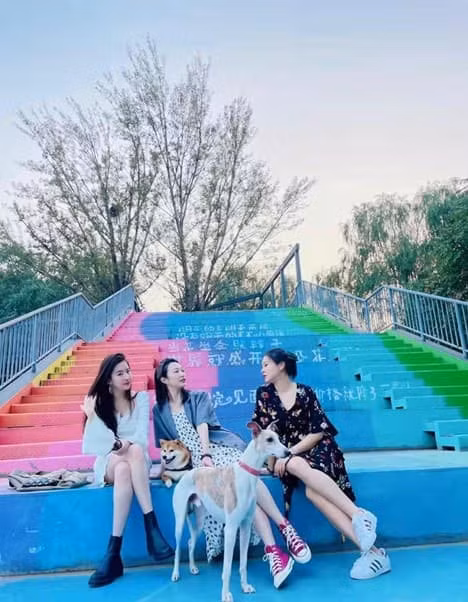 Luu Diec Phi khoe anh di choi cung hoi ban gai-Hinh-2