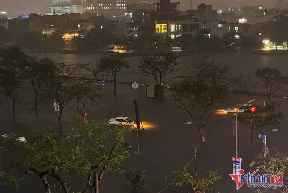 Khắp nơi ở TP Đà Nẵng đang bị nước lũ bủa vậy. Trong ảnh là khu vực đường Hàm Nghi nước ngập sâu