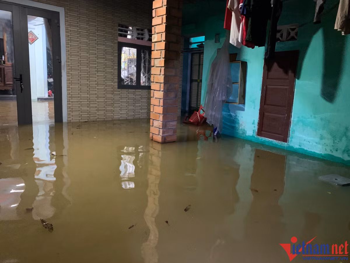 Lũ dâng cao trong đêm, nhà dân ở TT-Huế ngập sâu, QL1A chia cắt - Hình 5 Lu dang cao trong dem, nha dan o TT-Hue ngap sau, QL1A chia cat-Hinh-5