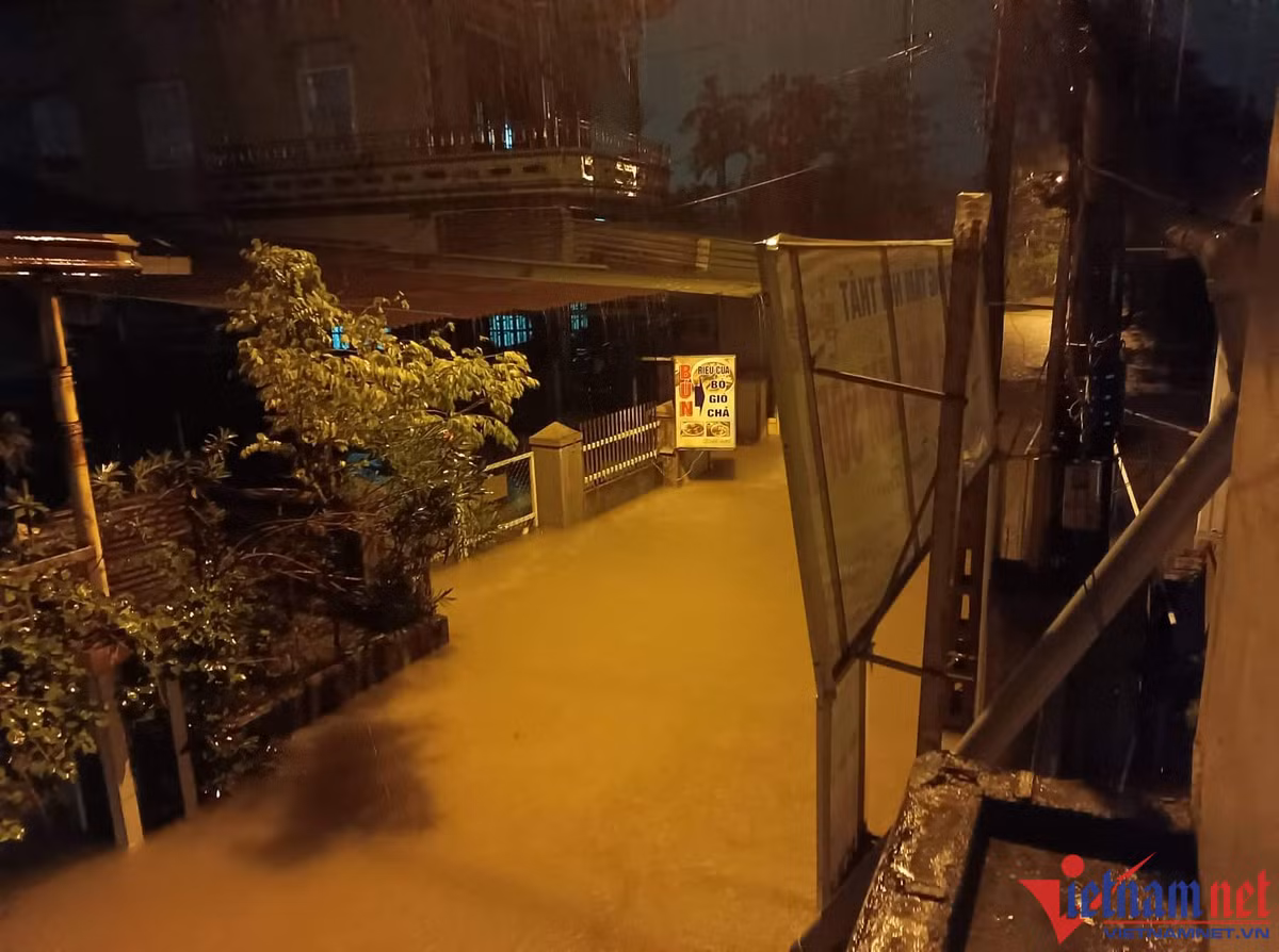 Lũ dâng cao trong đêm, nhà dân ở TT-Huế ngập sâu, QL1A chia cắt - Hình 6 Lu dang cao trong dem, nha dan o TT-Hue ngap sau, QL1A chia cat-Hinh-6